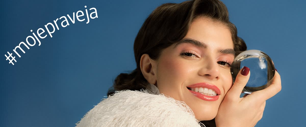 Osoba v bielej kožušine na modrom pozadí