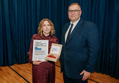 Ocenenie Ombudsmanské ďakujem 2025 prevzala z rúk verejného ochrancu práv Róberta Dobrovodského skupinová vedúca marketingu dm Natália Franková
