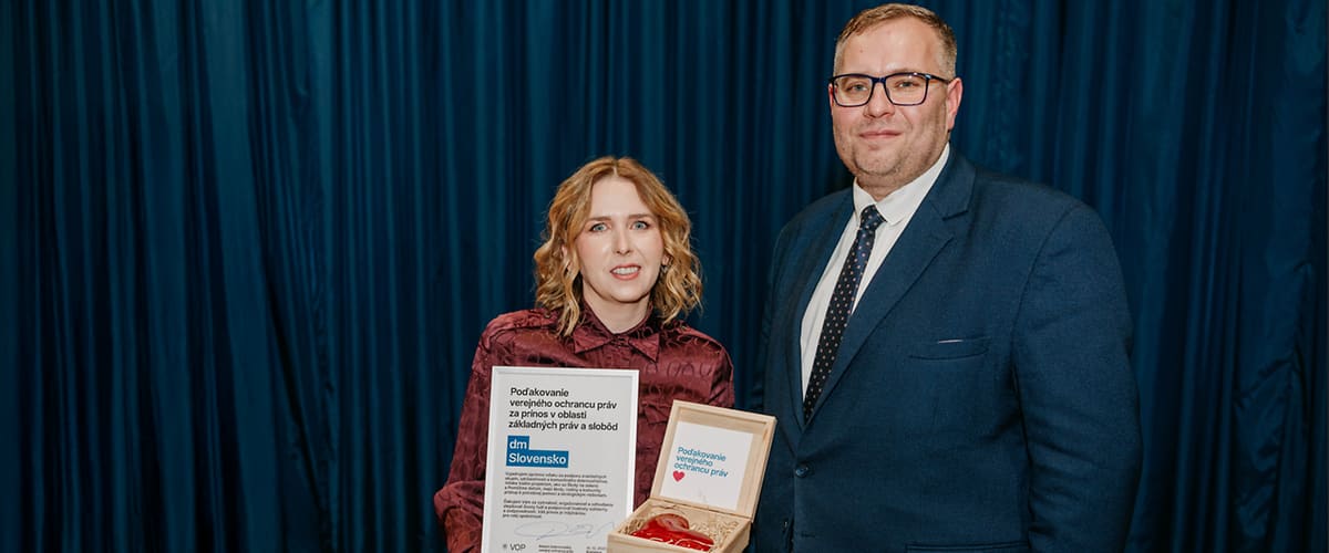 Ocenenie Ombudsmanské ďakujem 2025 prevzala z rúk verejného ochrancu práv Róberta Dobrovodského skupinová vedúca marketingu dm Natália Franková