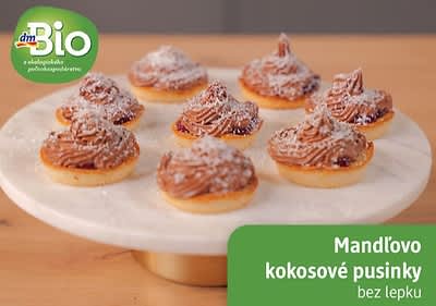 Hotové kokosové pusinky naservírované na tanieri