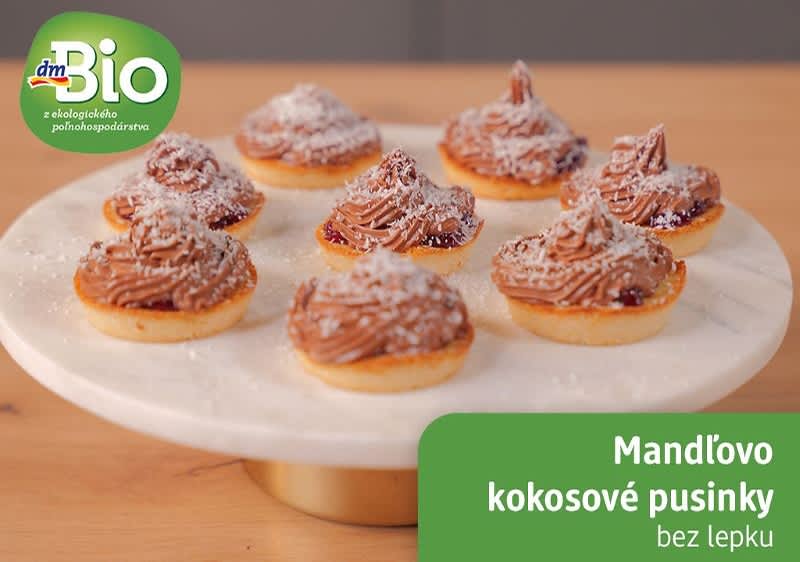 Hotové kokosové pusinky naservírované na tanieri