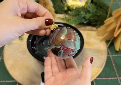 Hotová ozdobená vianočná guľa