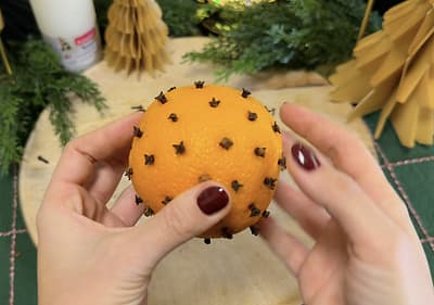 Klinčeky napichané v pomaranči