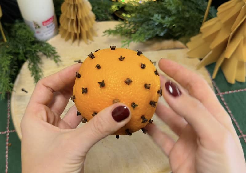 Klinčeky napichané v pomaranči