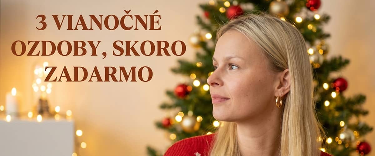 Napadko s vianočným stromčekom v pozadí