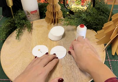 Odličovacie tampóniky poukladané mimo obalu na drevenej doske