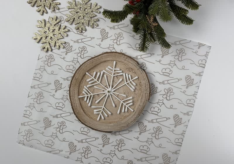 Hotová vločka z vatových tyčiniek