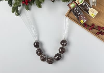 Zaviazaný pás guľôčok v tvare venca