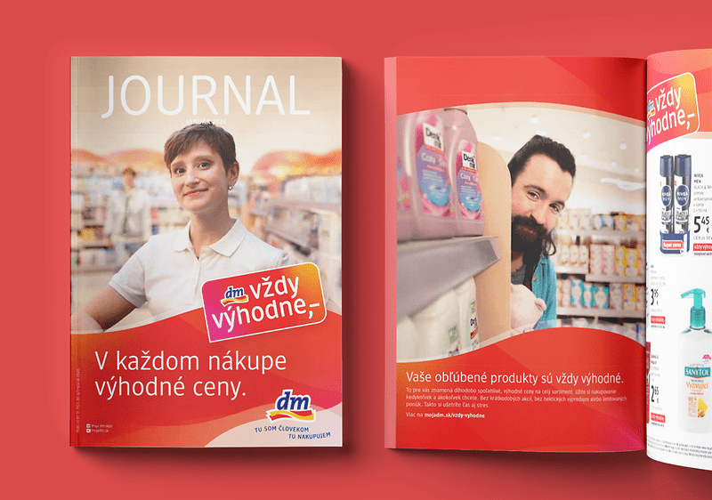 Obálka časopisu a otvorená dvojstrana s produktmi v obchode.