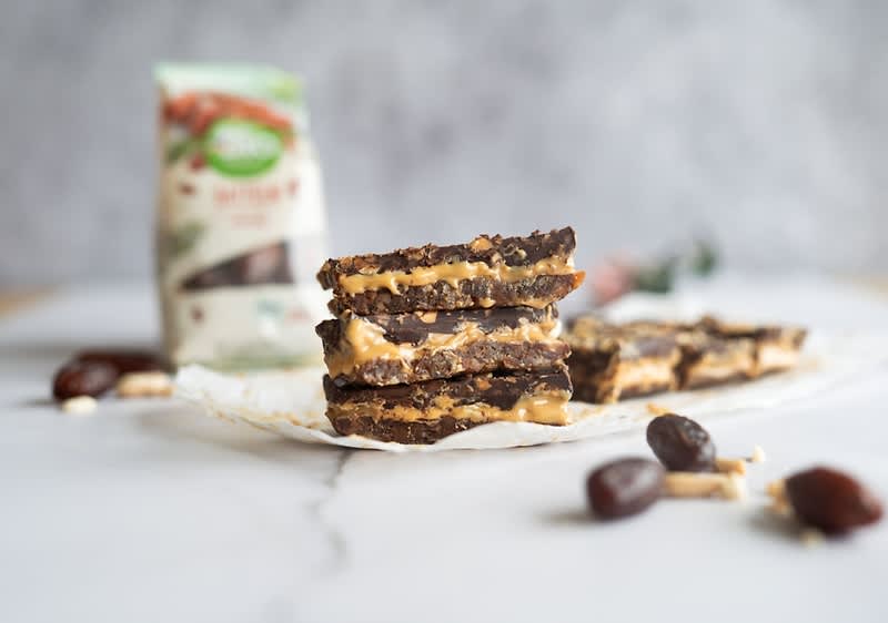 Zdravé „Snickers“ rezy z datlí, arašidov a čokolády bez pečenia