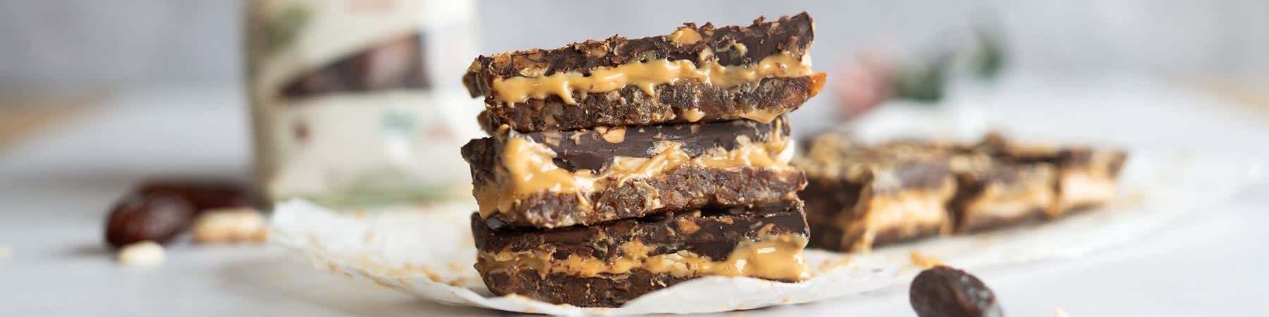 Zdravé „Snickers“ rezy z datlí, arašidov a čokolády bez pečenia