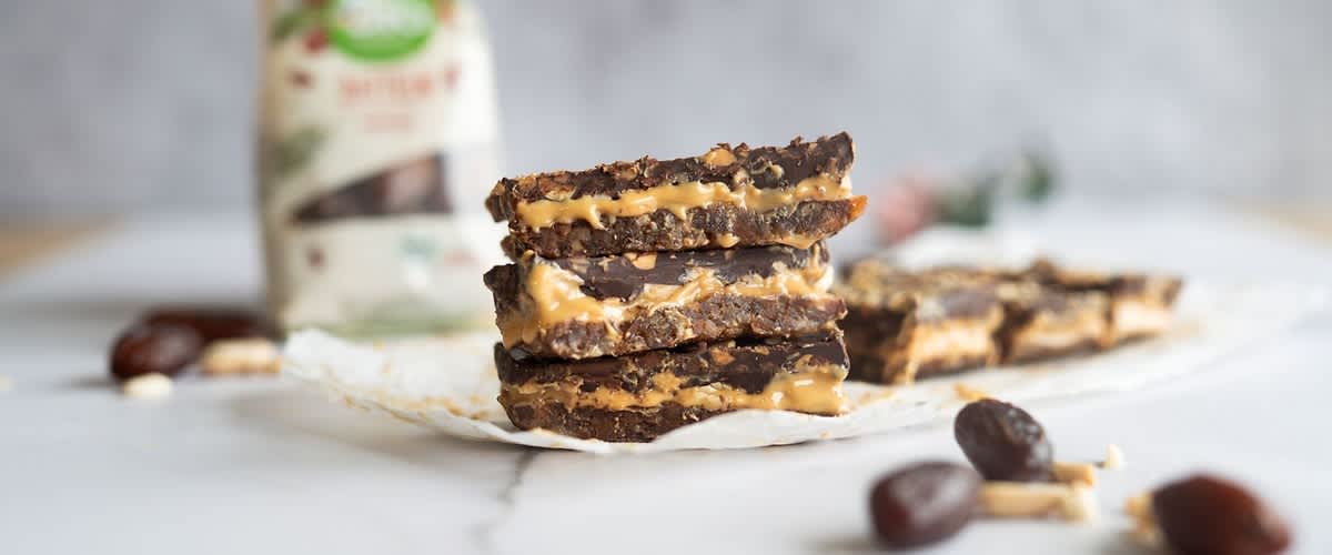 Zdravé „Snickers“ rezy z datlí, arašidov a čokolády bez pečenia