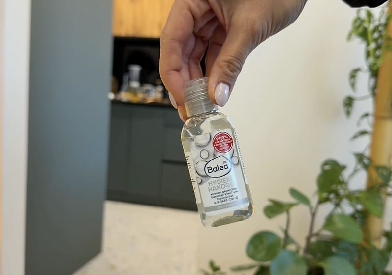 dezinfekčný prostriedok v rukách