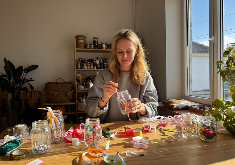 Žena s knihou a šálkou v ruke pred školskou tabuľou v triede