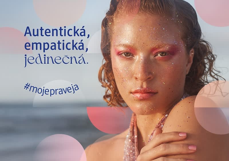 Žena na pláži s textom Autentická, empatická, jedinečná a hashtagom #mojepraveja