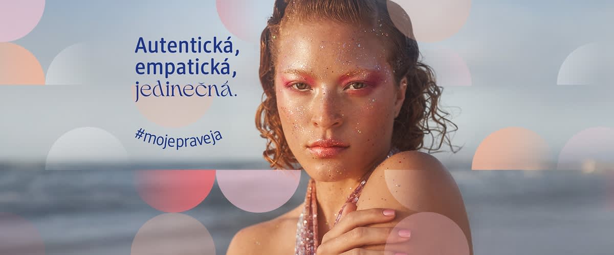 Žena na pláži s textom Autentická, empatická, jedinečná a hashtagom #mojepraveja