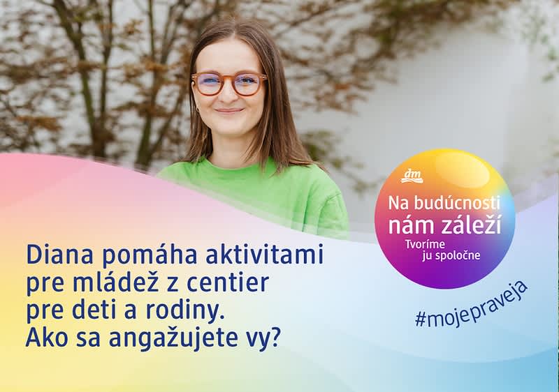 Mladá osoba v zelenom tričku stojaca pred rozmazaným pozadím s textom o pomoci mládeži a farebným logom kampane na pravej strane