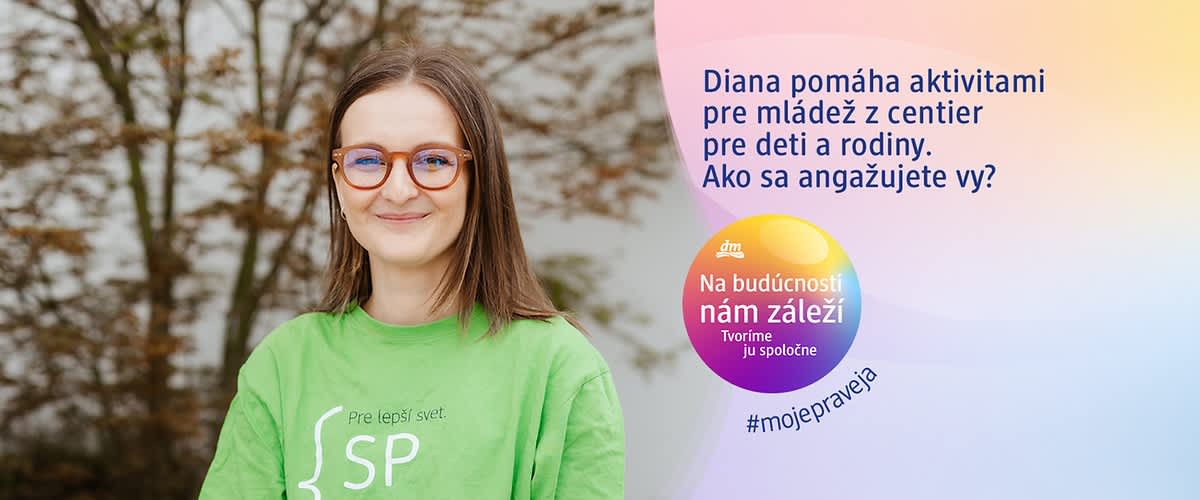 Mladá osoba v zelenom tričku stojaca pred rozmazaným pozadím s textom o pomoci mládeži a farebným logom kampane na pravej strane