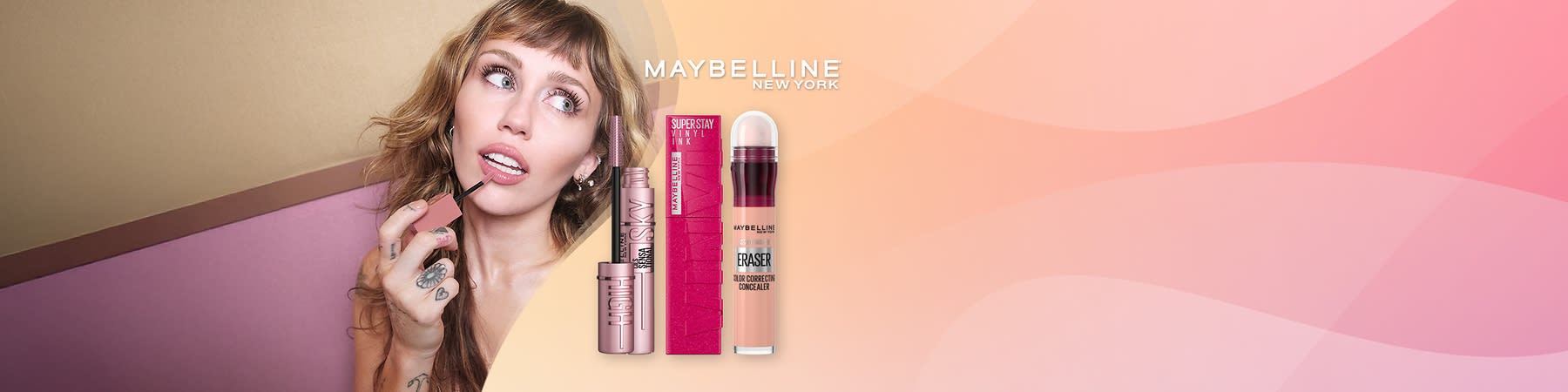 Reklamný obrázok kozmetiky Maybelline s tvárou ženy naľavo a tromi produktmi vpravo, na ružovom pozadí