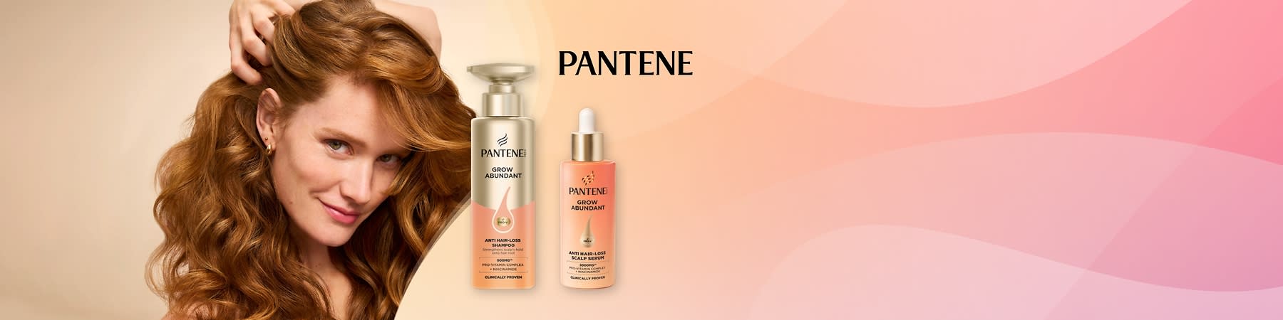 Žena s dlhou vlnitou ryšavou vlasmi vedľa dvoch produktov Pantene na rast vlasov a proti vypadávaniu vlasov