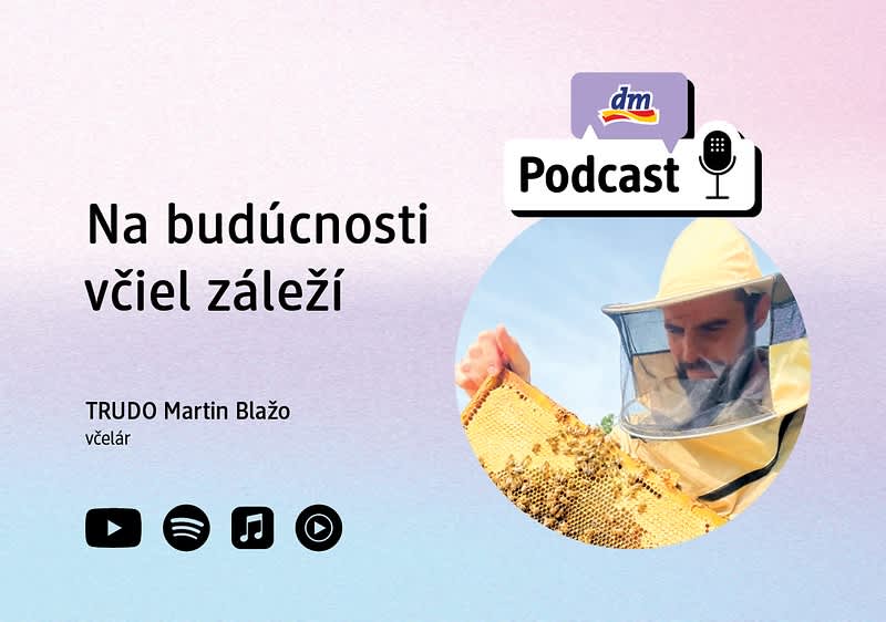 Plastový plagát s textom o včelách a fotografiou včelára držiaceho rám s včelami
