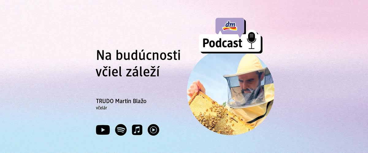 Plastový plagát s textom o včelách a fotografiou včelára držiaceho rám s včelami
