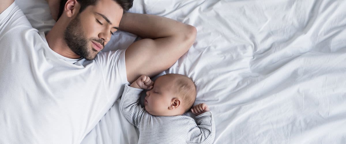 Otec a spiace dieťa.