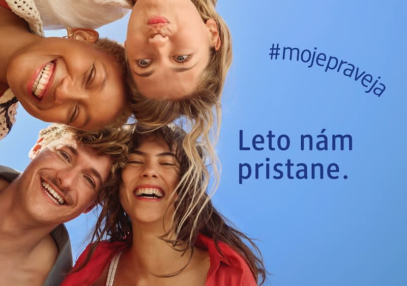 Tri usmievajúce sa ženy pri pohľade zospodu na modrom pozadí s nápisom Leto nám pristane