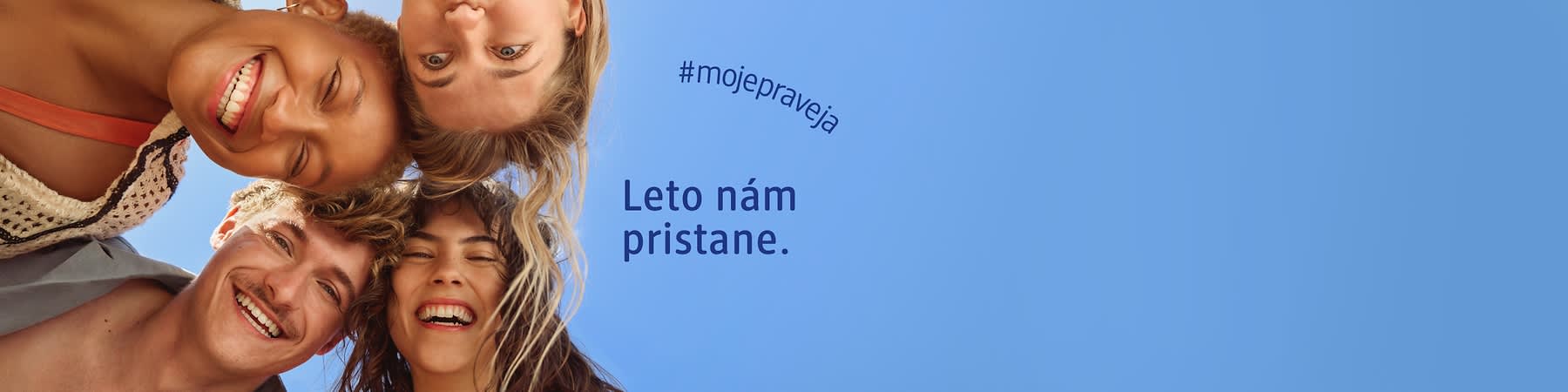 Tri usmievajúce sa ženy pri pohľade zospodu na modrom pozadí s nápisom Leto nám pristane