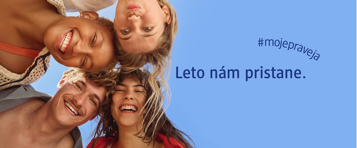 Tri usmievajúce sa ženy pri pohľade zospodu na modrom pozadí s nápisom Leto nám pristane