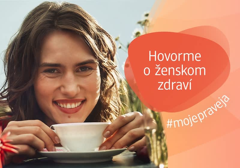 Žena sediaca pri stole a pije z šálky, vpravo nápis Hovorme o ženskom zdraví #mojepraveja