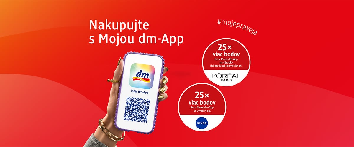 Ruka drží smartfón s aplikáciou dm-App a QR kódom na červenom pozadí s logami a reklamnými kruhmi