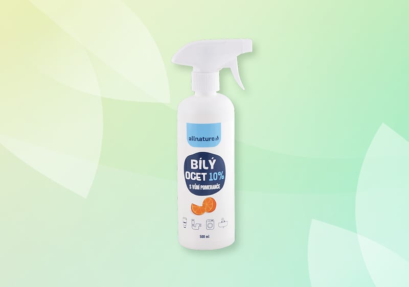 Biela sprejová fľaša s nálepkou „Bílý ocet 10%“ na zelenom pozadí s logom dm Green Ideas