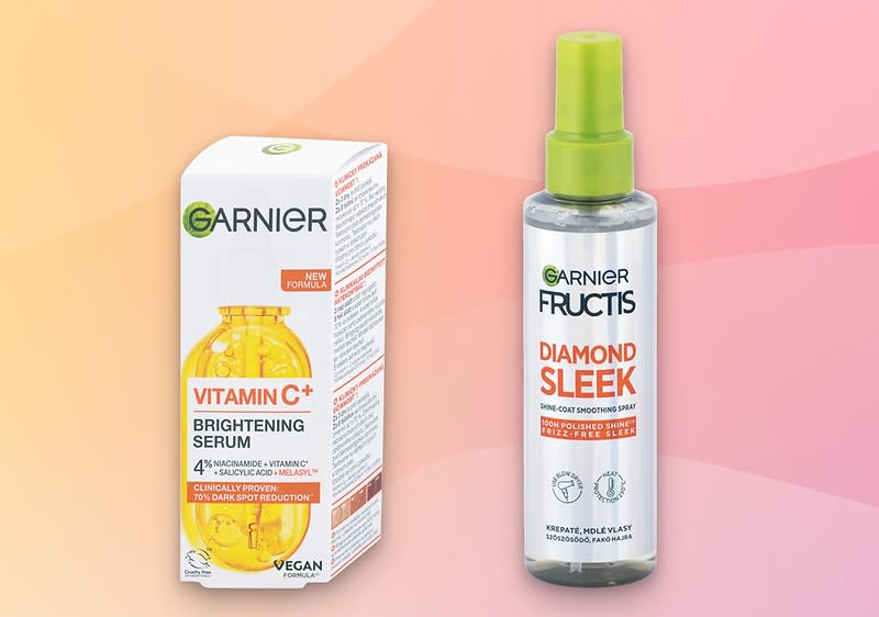 Dva kozmetické produkty Garnier na pastelovom pozadí, sérum Vitamin C+ a sprej Fructis Diamond Sleek
