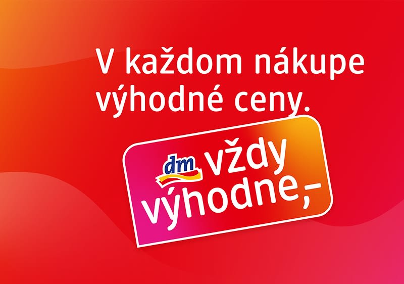 Reklama dm s nápisom V každom nákupe výhodné ceny a farebným logom dm vždy výhodne