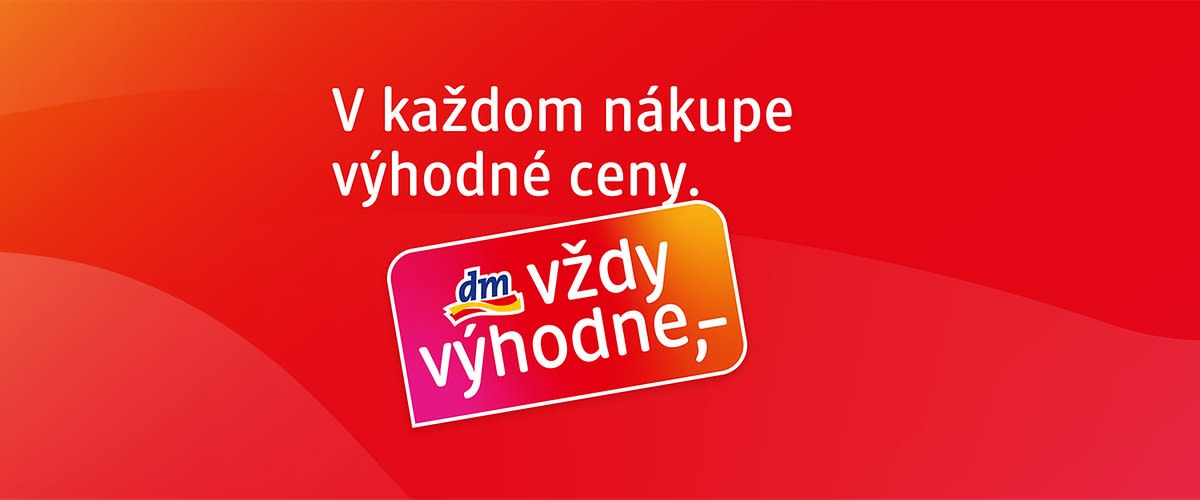 Reklama dm s nápisom V každom nákupe výhodné ceny a farebným logom dm vždy výhodne