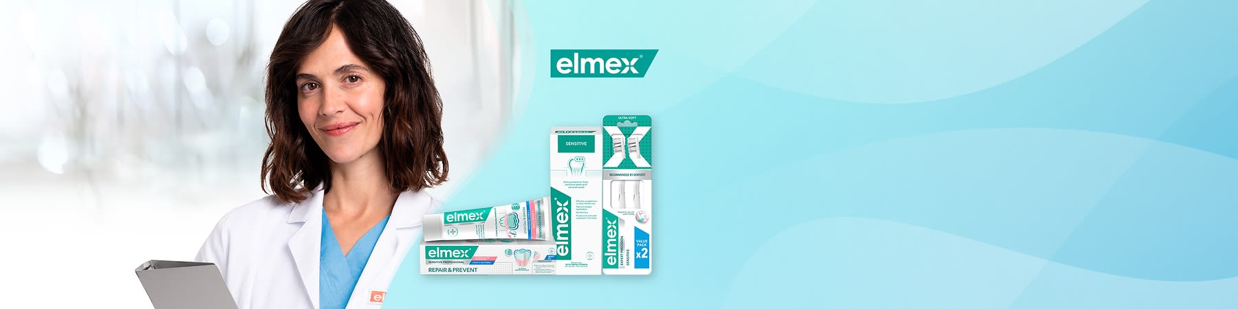 Žena v bielom plášti vedľa produktov Elmex na svetlomodrom pozadí