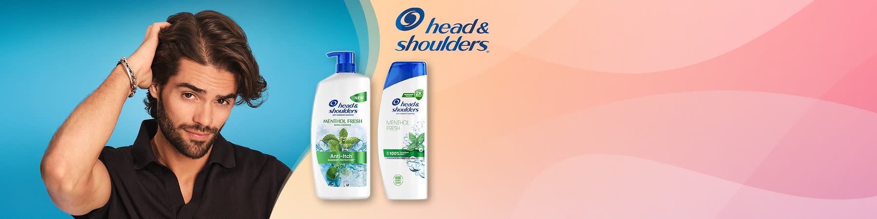 Muž so zdvihnutou rukou vedľa dvoch fliaš šampónu Head & Shoulders Menthol Fresh na farebnom pozadí