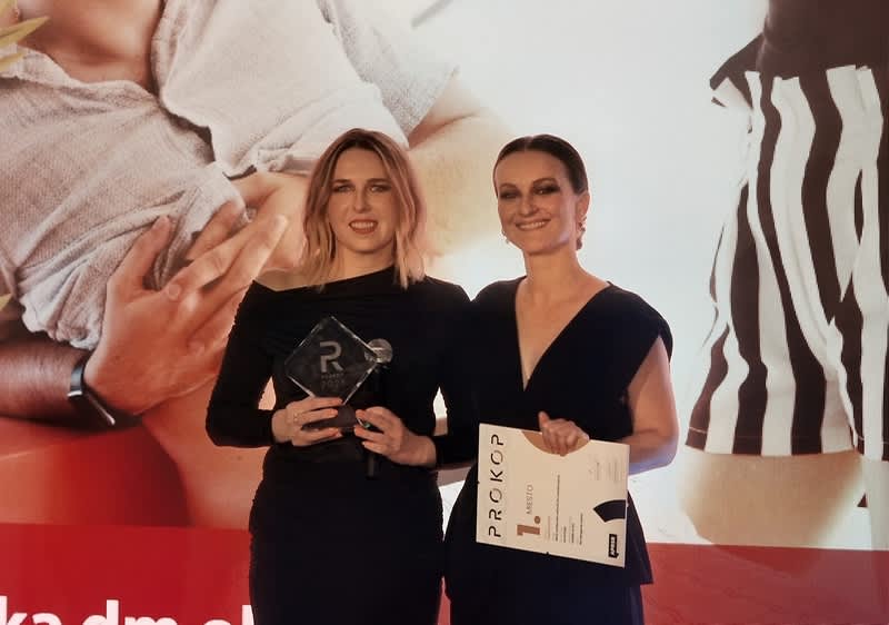 žena nakupuje menštruačné potreby v predajni dm