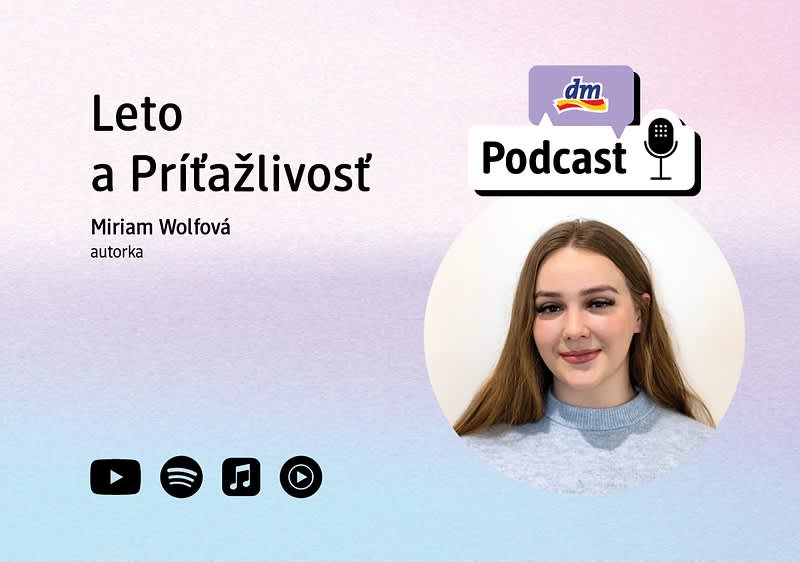 Grafika podcastu s názvom Leto a Príťažlivosť, menom autorky Miriam Wolfová a ikonou mikrofónu, portrét ženy so zablurovanou tvárou