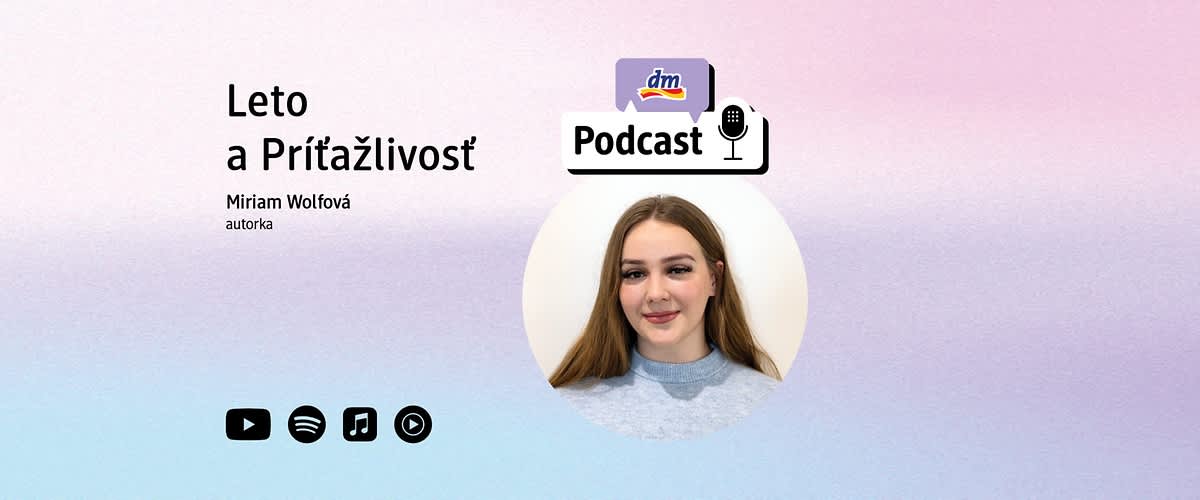 Grafika podcastu s názvom Leto a Príťažlivosť, menom autorky Miriam Wolfová a ikonou mikrofónu, portrét ženy so zablurovanou tvárou