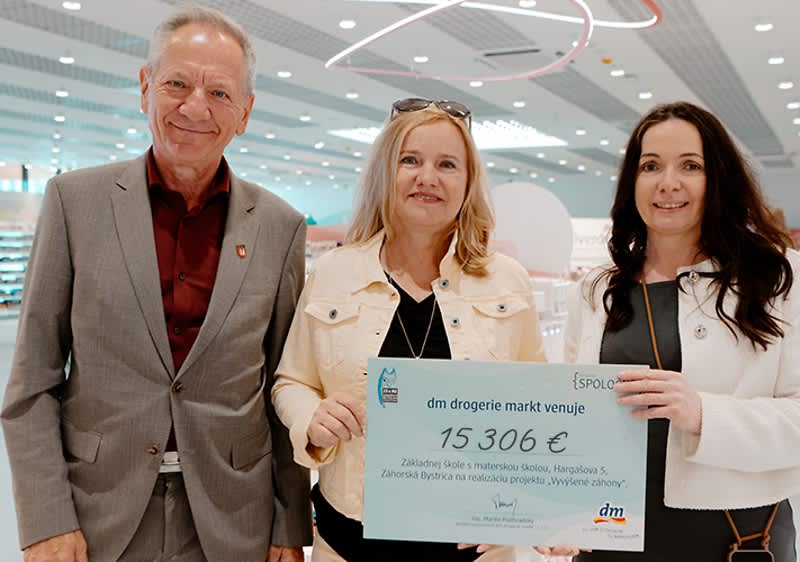 Zľava: Ing. Jozef Krúpa – starosta Záhorskej Bystrice, PaedDr. Zuzana Kaliariková – riaditeľka školy, Ing. Melánia Tkáčová – regionálna manažérk