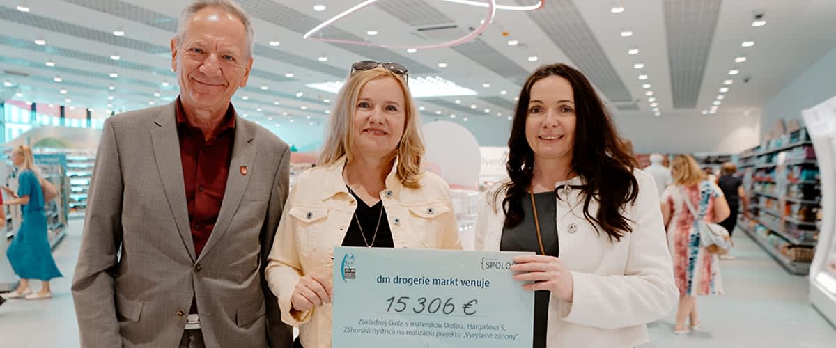 Zľava: Ing. Jozef Krúpa – starosta Záhorskej Bystrice, PaedDr. Zuzana Kaliariková – riaditeľka školy, Ing. Melánia Tkáčová – regionálna manažérk