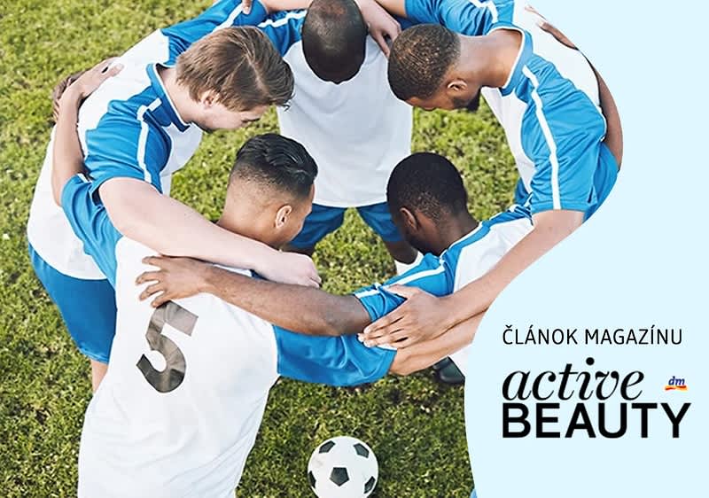 Skupina futbalistov v modro-bielych dresoch stoja v kruhu nad loptou na tráve, reklamný pruh s nápisom active BEAUTY