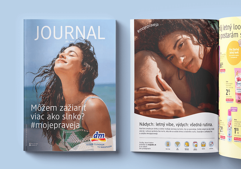 Reklamný leták v predajni drogérie zobrazujúci produkt a text o výhodných cenách