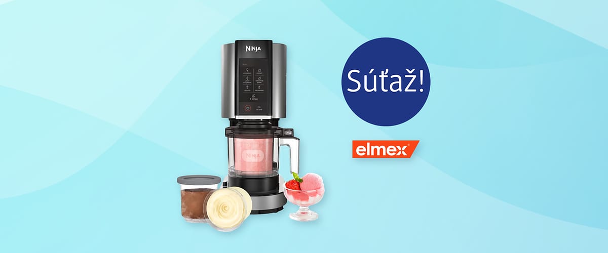Kuchynský mixér Ninja s pohárom zmrzliny, pudingu a misky jahodovej zmrzliny, pozadie svetlomodré