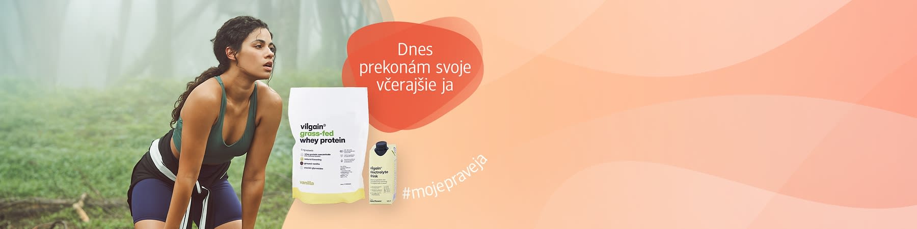 Žena pripravená cvičiť vedľa balenia srvátkového proteínu a nápoja s motivačným textom