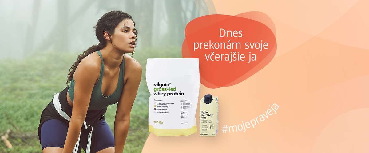 Žena pripravená cvičiť vedľa balenia srvátkového proteínu a nápoja s motivačným textom