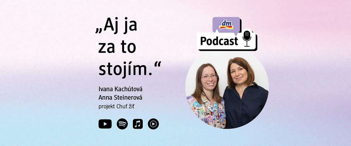 Grafika podcastu s názvom Leto a Príťažlivosť, menom autorky Miriam Wolfová a ikonou mikrofónu, portrét ženy so zablurovanou tvárou