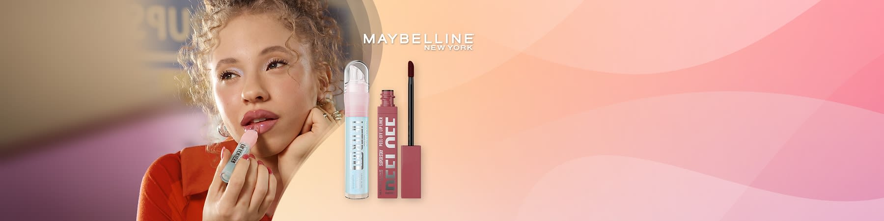Žena nanášajúca lesk na pery vedľa balení tekutého rúžu a lesku s logom Maybelline New York